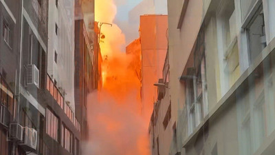Alevler binaları yuttu! 7 katlı binada başlayan yangın yanındaki binaya da sıçradı: Ölü ya da yaralı konusunda açıklama yapılmadı