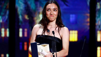 76. Cannes Film Festivali’nde En İyi Kadın Oyuncu Ödülü Merve Dizdar'ın oldu. Merve Dizdar: Bu ödül tüm kızkardeşlerime