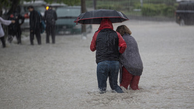 Sağanak yağış yurdu teslim aldı. Birçok ili sağanak vurdu, evleri işyerlerini su bastı. Yollar göle döndü