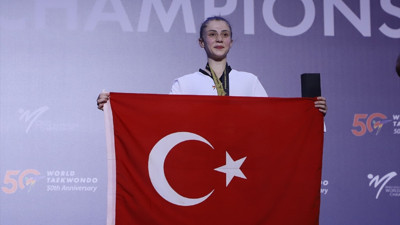 Merve Dinçel, Dünya Tekvando Şampiyonası'nda altın madalya kazandı