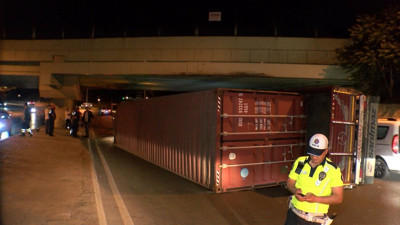 Bakırköy'de faciadan dönüldü. Marmaray üst geçidine çarpan TIR devrildi!