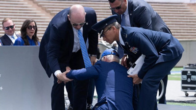 ABD Başkanı Biden fena düştü! Mezuniyet töreninde yere kapaklandı