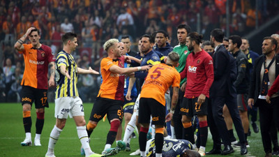 Victor Nelsson ve Enner Valencia arasında gerginlik! Saha bir anda karıştı. İşte o görüntüler