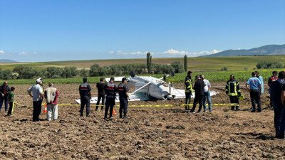 Aksaray'da uçak kazası. Eğitim uçağı düştü. İki pilot hafif yara alarak kurtuldu