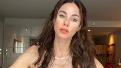 Defne Samyeli'nin cesur tarzı şaşkına çevirdi. 52 yaşındaki Samyeli genç kızları kıskandırdı