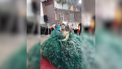 Kına gecesinde gelinin giydiği yeşil ve tüylü elbise sosyal medyada gündem oldu