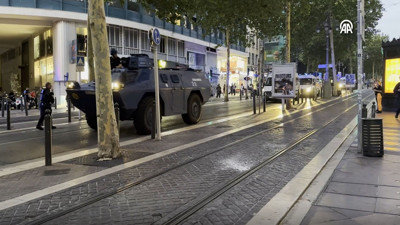 Fransa'da öfke dinmiyor. Protestolar bir milyar Euro zarara yol açtı. Caddelerde zırhlı araçlarla devriye gezdi