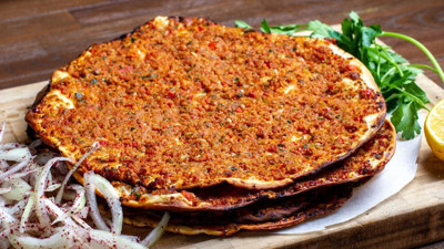Lahmacun, pide ve börekte yeni dönem başladı. Bundan sonra böyle olacak. Beyaz ve kırmızı et birbirine karıştırılmayacak. Tarım ve Orman Bakanlığı yeni genelge yayınladı