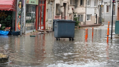 Bir anda bastırdı. Bursa'da yağmur hayatı olumsuz etkiledi