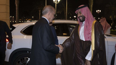 Erdoğan'dan Prens Selman'a hediye TOGG. Prens Selman kendisine hediye edilen Pamukkale beyazı TOGG'u sarayının avlusunda inceledi