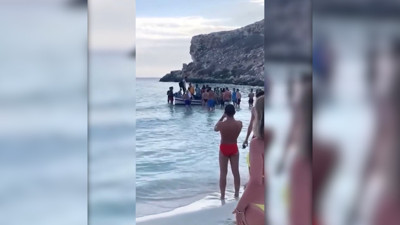 Sahildekiler şaştı kaldı: İtalya'nın 6 bin nüfuslu Lampedusa adası, kayıklarla gelen kaçak göçmenlerin istilasına uğradı