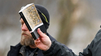 Kur'an-ı Kerim'e yönelik yeni saldırı... Danimarka'da Türkiye'nin Kopenhag Büyükelçiliği önünde Kur'an-ı Kerim yakıldı