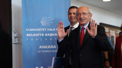 CHP'de kritik toplantı sona erdi. CHP lideri Kılıçdaroğlu, belediye başkanlarıyla bir araya geldi. Sızdırılan toplantının ardından Kılıçdaroğlu ile İmamoğlu ilk kez yüz yüze geldi
