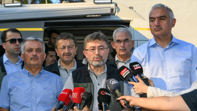 Kemer'deki yangına müdahale sürüyor. Bakan Ersoy: Maalesef arazi çok sıkıntılı. Bu yüzden süreç uzuyor