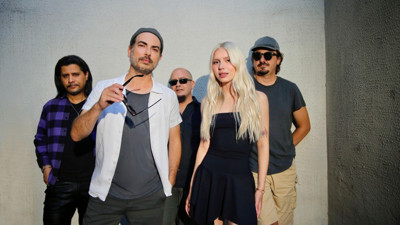 Yaza damga vuracak! Aleyna Tilki'nin Mor ve Ötesi ile seslendirdiği 'Yaz Yaz Yaz' yayında. Coke Studio'nun ikinci sezonu devam ediyor