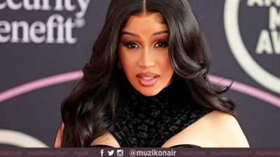 Ünlü rapçi Cardi B üzerine içecek fırlatan hayranına mikrofon fırlattı!
