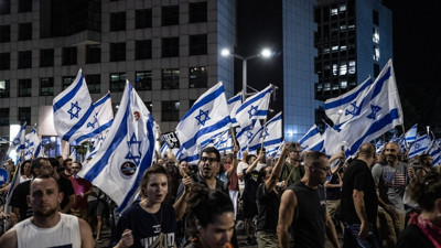 İsrailliler ülke genelinde tekrar sokaklara indi. Yüksek Mahkemenin hükümet üzerindeki denetimini kaldıran yasa tasarısı Meclis'ten geçirilmişti