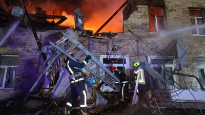 Rusya Harkiv'i Ukrayna Moskova'yı vurdu: Harkiv'de iki bina yıkıldı, bir binada yangın çıktı