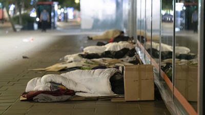 Konutta fahiş kira artışı o ülkeyi de vurdu. Lüks mağazaların bulunduğu dünyaca ünlü cadde sokakta kalanlara ev sahipliği yapıyor