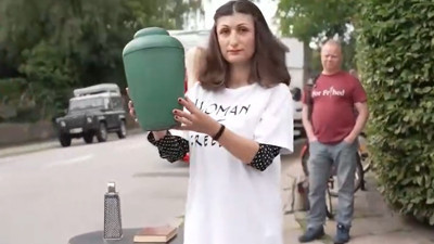 Kuran provokasyonu İsveç ve Hollanda'nın ardından Danimarka'ya sıçradı. Skandal görüntüler... Bu sefer rezalete imza atan bir sanatçı. Kur'an-ı Kerim'i rendeyle parçaladı