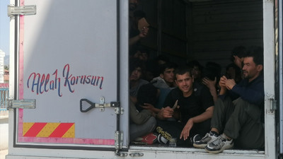 Tokat'ta uygulama noktasında bulundular. Kamyonetin kasasından 50 kaçak göçmen çıktı