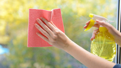 Cam silmek kabusunuz olmasın: Ayna gibi parlıyor, leke izi kalmıyor. Camları ışıl ışıl parlatan karışım bulundu. Lekesiz cam temizliği nasıl yapılır?