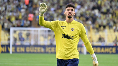 Twente maçı öncesi Altay Bayındır tribünlerle vedalaştı. Yapılan tezahürat tecrübeli kaleciyi duygulandırdı