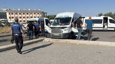 Minibüs firması çalışanları birbirine girdi. Silah ve satır kullanılan kavga ortalık savaş alanına döndü. İki  yaralı, 10 gözaltı