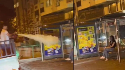 Bursa'da durakta bekleyen trans bireye saldırı! Yangın söndürme tüpüyle saldırıp görüntülerini kaydettiler