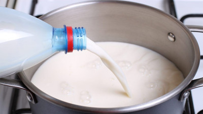 Sütün kesilmesini önleyen yöntem bulundu: 1 kaşık ekleyince süt asla kesilmiyor. İşte süt kesilmesini engelleyen pratik yöntem