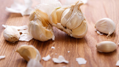 Çöpe attığınıza bin pişman olacaksınız: Sarımsak kabuklarını sakın çöpe atmayın. Sarımsak kabuğunun farklı kullanım alanlarına inanamayacaksınız