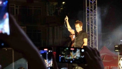 Teoman'dan gazetecilere büyük ayıp! Vatandaşlar ıslıkla tepki gösterdi