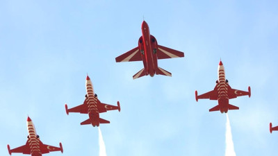 HÜRJET, Türk Yıldızları ile birlikte kol uçuşu yaptı: Nefes kesen anlar kameraya böyle yansıdı