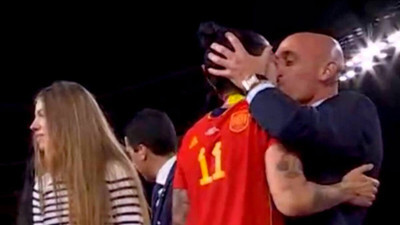 İspanyol futbolcu Jenni Hermoso’yu dudağından öpen Luis Rubiales sonunda istifa etti!