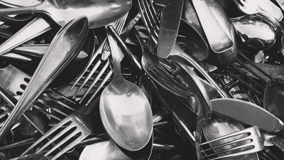 Meğer lokantalar bu yöntemi uyguluyormuş: Matlaşmış çatal ve kaşıklarınızı pırıl pırıl yapan yöntem bulundu. Yalnızca 2 malzemeyle anında parlaklık mümkün