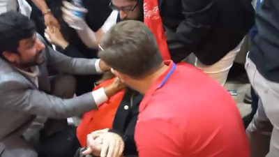 Olaylı kongrede CHP'li vekil bayıldı! Tartışma yaşanan kongrede Burcu Köksal baygınlık geçirdi