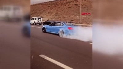 Düğün konvoyunda drift yapıp, yolu trafiğe kapattılar! İşte o görüntüler...