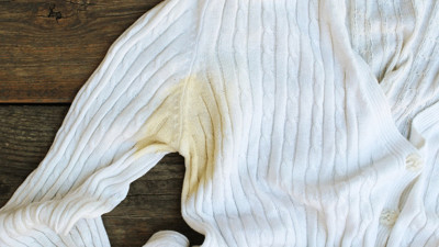 Yıkansa dahi kıyafetinizin koltuk altı ter kokuyorsa hemen bu yöntemi deneyin: Kıyafetteki ter kokusu nasıl geçer?