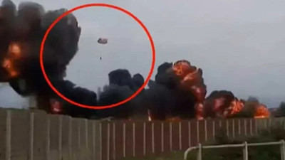 Uçak düştü. Parçaları otomobilin üzerine geldi: 5 yaşındaki çocuk öldü. Uçağın düşme anı saniye saniye kaydedildi...