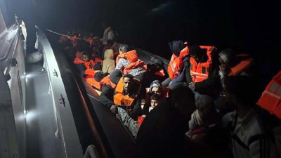 Yunanistan'a kaçmaya çalışan göçmenler yakalandı. Aynı günde 4 farklı botla gitmeye çalıştılar. 150 kaçak göçmen engellendi