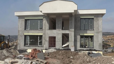 Bulduğu tüfeği denerken arkadaşını vurdu. Balıkesir'de inanılmaz olay. Kurşun inşaat işçisinin başına denk geldi