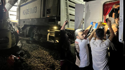 Diyarbakır'da trenle, TIR çarpıştı. Ortalık savaş alanına döndü. 50 tanesi can verdi