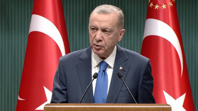 Cumhurbaşkanı Erdoğan'dan kabine sonrası kritik açıklamalar. Emekli maaşlarına zam formülü. Emeklilerin hesaplarına 5 bin lira yatırılacak. İşte o tarih. Erdoğan'dan arabuluculuk mesajı