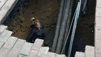 Şişli'de kaldırım çöktü. Yürüyen kadın çukurun içine düştü