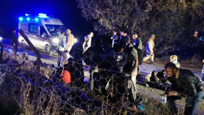 Kaçak göçmenleri taşıyan midibüs devrildi. Sürücü ve bazı mülteciler kaçtı. Can pazarı yaşandı. Çok sayıda yaralı