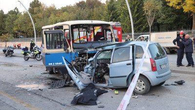 Otomobil ile dolmuş çarpıştı. Ankara'daki feci kazada bir kişi hayatını kaybetti, 14 kişi ise yaralandı