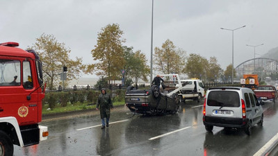 Feci kaza. Otomobil refüjdeki elektrik direğine çarpıp takla attı. Akademisyen çift ölümden döndü