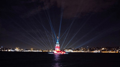 Kız Kulesi kırmızıya büründü: Cumhuriyet Bayramı nedeniyle Türk Bayrağı ile ışıklandırıldı