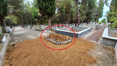 Akıllara durgunluk veren olay! Mezarlığa değil, yola defnedildi. Vatandaşlar tepkili