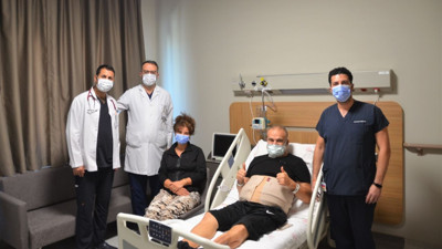 Hastanede bir ilk yaşandı. Canlıdan canlıya organ nakli yapıldı. Böbreğini gözünü bile kırpmadan verdi